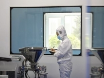 不負(fù)秋日好時光 ，亞歐廠里生產(chǎn)忙， 機(jī)器轟鳴干勁足，熱火朝天普新章！